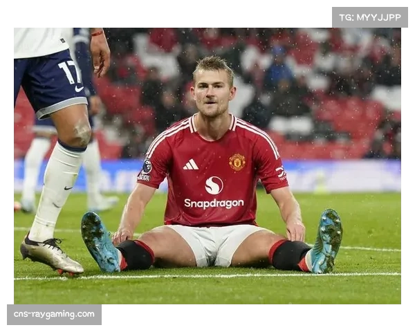 曼联德里赫特后腰位置伤情未愈，防守硬度受影响